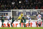12-12-2009 Voetbal: Eredivisie: SC Heerenveen-Feyenoord: Heerenveen
duwen en trekken voor het Feyenoord doel, Rob van Dijk ruimt op

Foto: Edwin Verheul